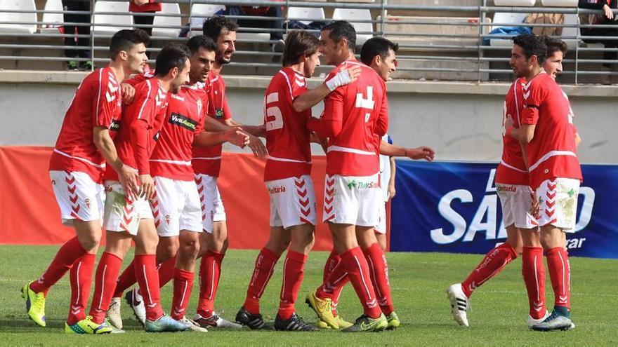 Los jugadores del Murcia felicitan a Carlos Álvarez después de lograr el tercer tanto del encuentro.