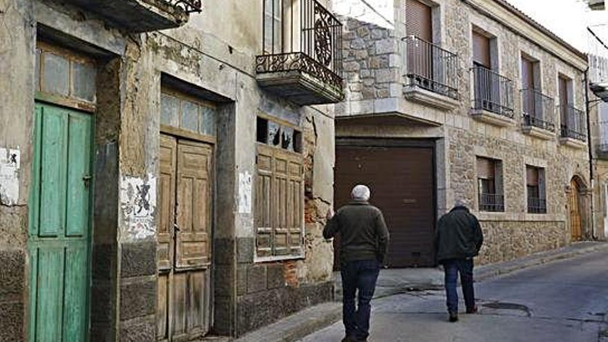 Dos hombres caminan por una calle de Fermoselle.