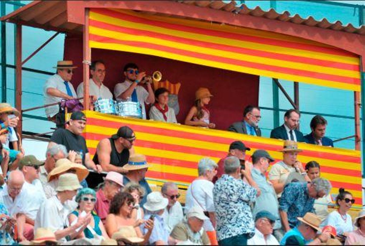 La presidènca de la plaça de toros de Ceret, amb la senyera.
