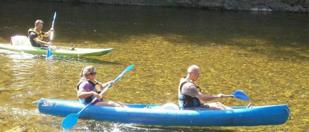 Acacia González y Luis José Fernández, durante el descenso de ayer.