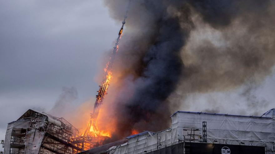 Moment de l’incendi en el qual l’agulla de l’edifici s’esfondra. | RITZAU SCANPIX / IDA MARIE ODGAARD / REUTERS