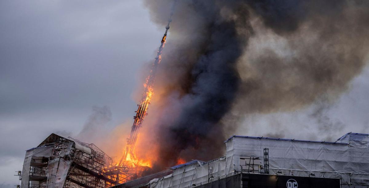 Un incendi arrasa l’històric edifici de la Borsa de Copenhaguen