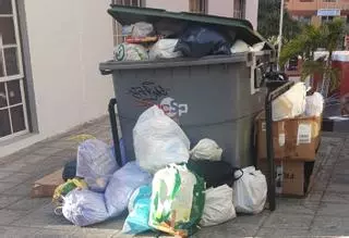 Las «deficiencias» en el servicio insular dejan un reguero de basura en Santa Cruz de La Palma