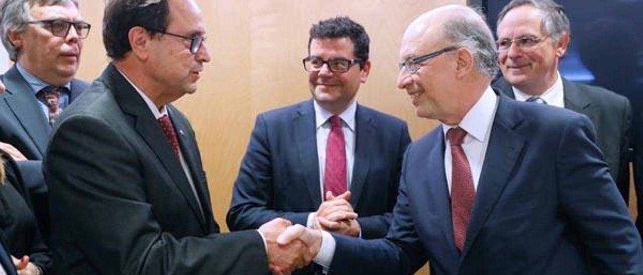 Montoro mantiene los recortes, retiene el fondo de liquidez y asfixia la gestión de la Generalitat