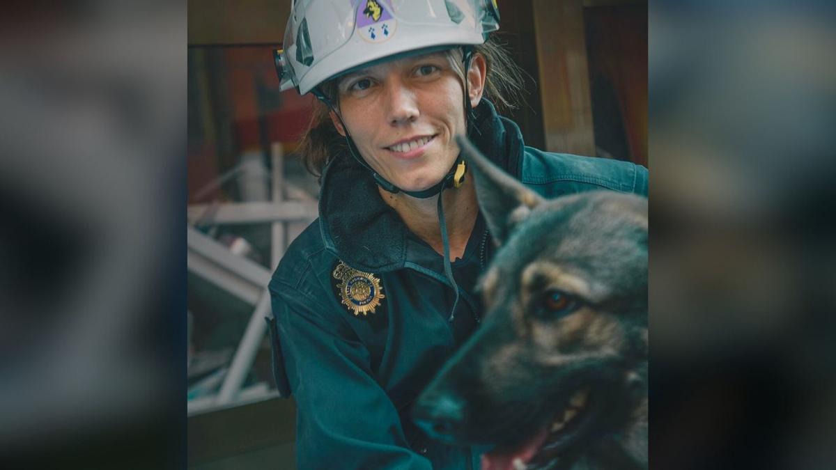 Lume, junto a su guía, la agente Olalla, dentro del edificio que explotó en la calle Manuel Maroto de Madrid.