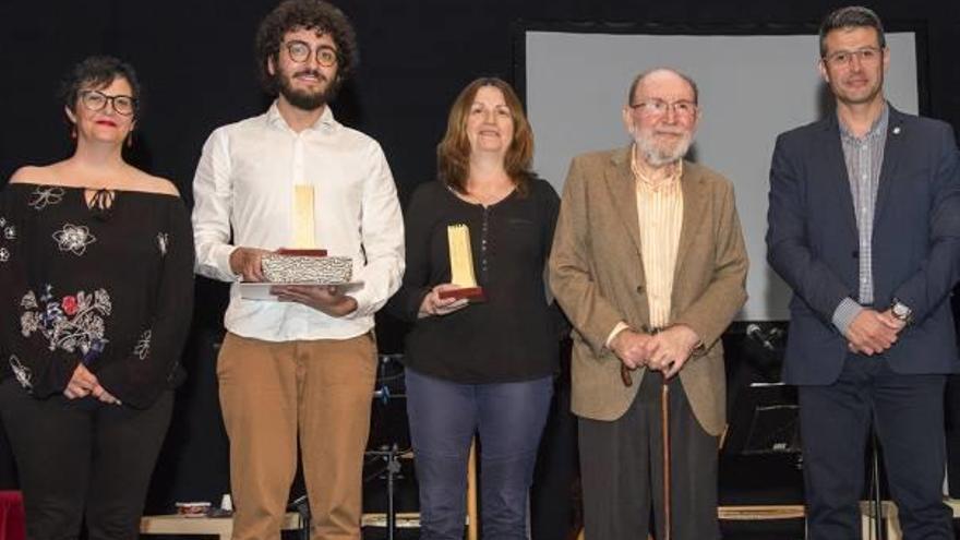 Los dos escritores premiados, junto a los representantes del ayuntamiento y Marc Granell.