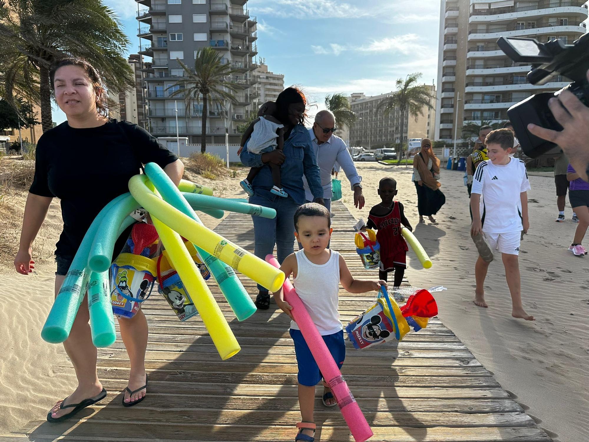 Así ha sido el encuentro de niños con el mar que nunca antes habían visto