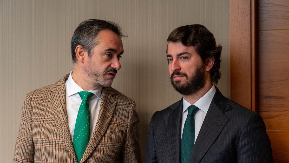 David Hierro, a la izquierda, junto a Juan García-Gallardo.