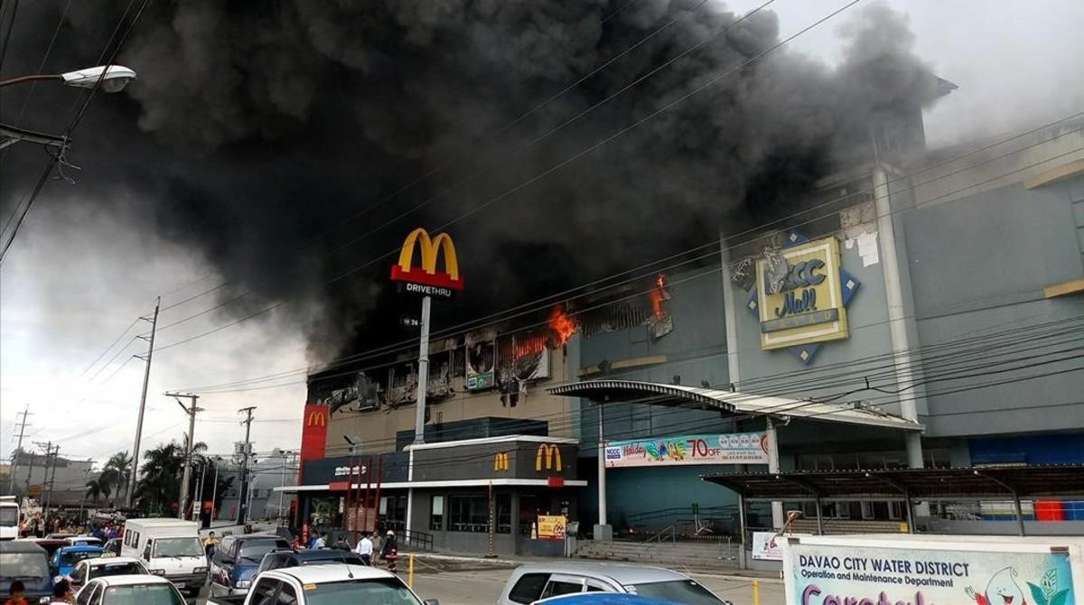 zentauroepp41406351 smoke billows from a shopping mall on fire in davao city  th171224092830