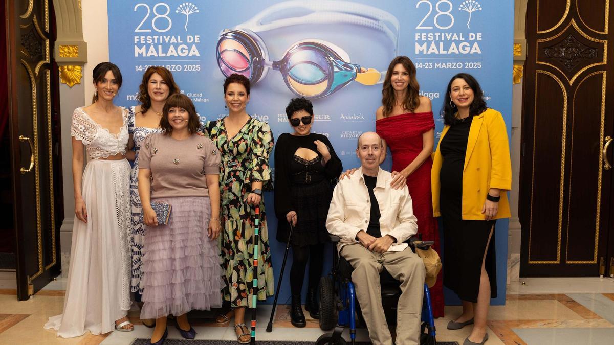 Las creadoras del corto y varios de los participantes en el coloquio.
