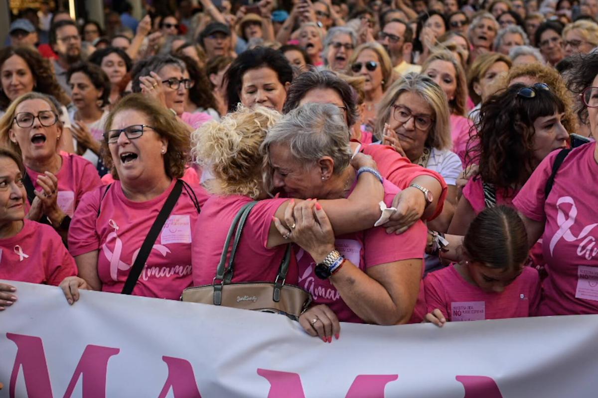 Protesta de mujeres en Sevilla por los fallos en los cribados de cáncer de mama.