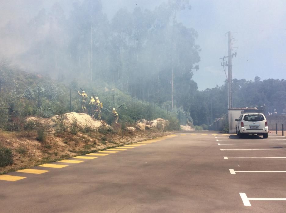 Un fuego quema 2.000 m2 al lado del Parque de Bomberos //G.N.