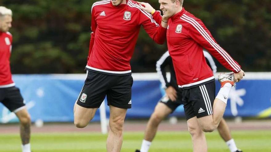 Gareth Bale, a la izquierda, y Jonathan Williams, ayer en el entrenamiento de Gales. // Gonzalo Fuentes