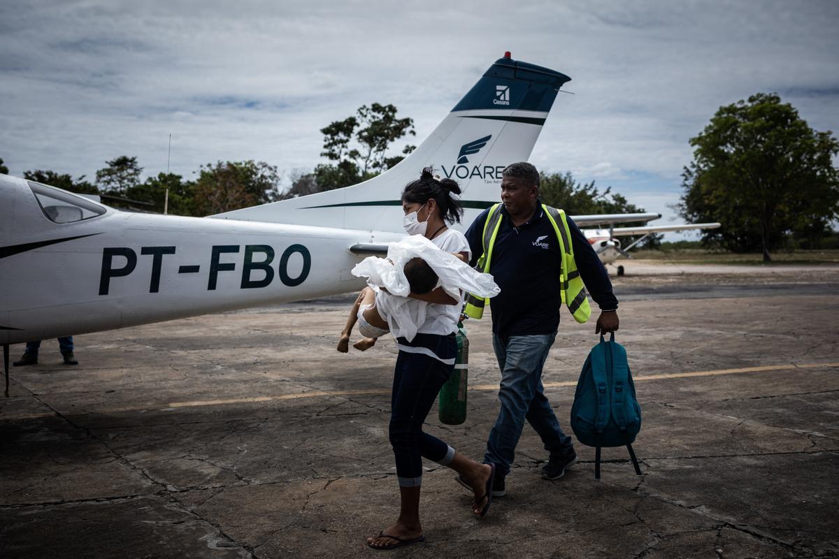 Niño indígenas yanomami desnutridos reciben tratamiento en el Hospital Infantil Santo Antonio en Boa Vista, estado de Roraima, Brasil.