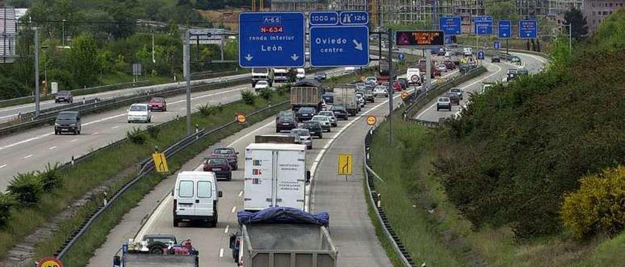 Un atasco en la autopista &quot;Y&quot;, cerca de Oviedo.