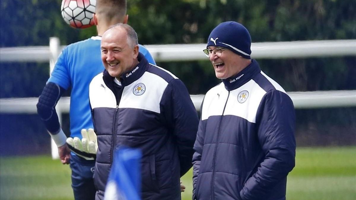 Ranieri (con gorro) ríe feliz en el entrenamiento del Leicester tras ganar la Premier.