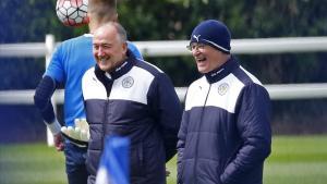 Ranieri (con gorro) ríe feliz en el entrenamiento del Leicester tras ganar la Premier.