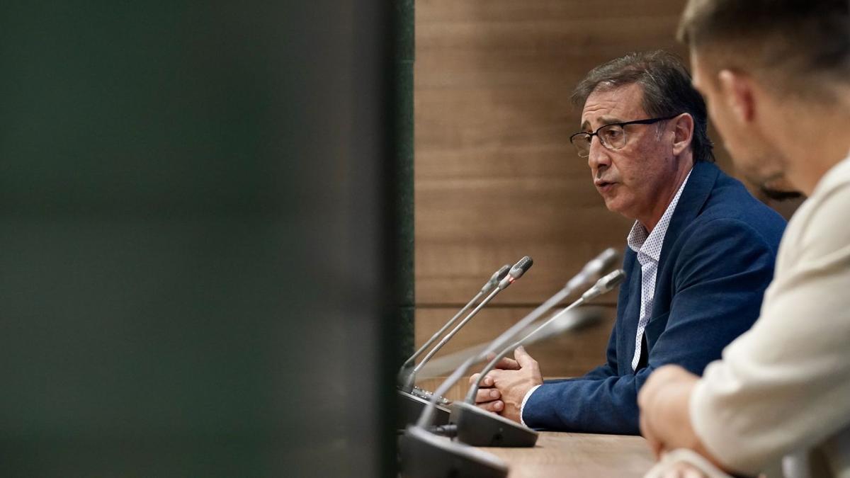 Loren Juarros, director deportivo del Málaga CF, durante su comparecencia de este martes en la sala de prensa de La Rosaleda.
