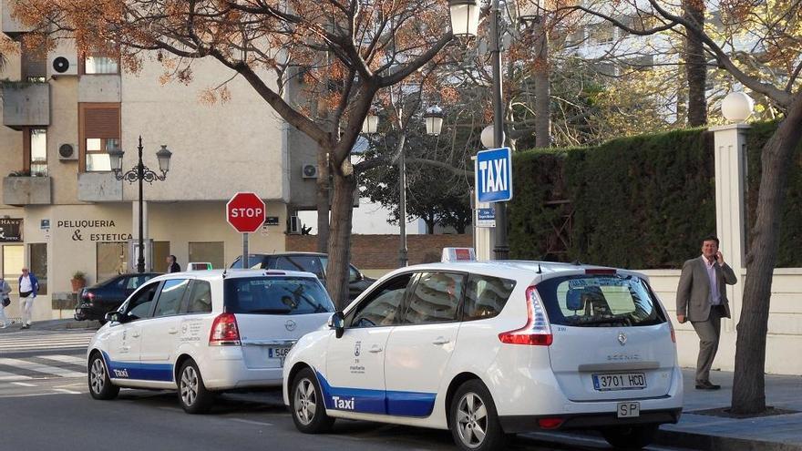 Taxis de Marbella, estacionados en la parada de la calle Gregorio Marañón, cerca del Paseo Marítimo.