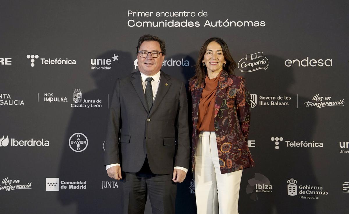 Guillermo Santamaría Galdón, consejero de Economía, Empleo y Transformación Digital de la Junta de Extremadura, y María Ortiz, directora general de Prensa Ibérica en Extremadura
