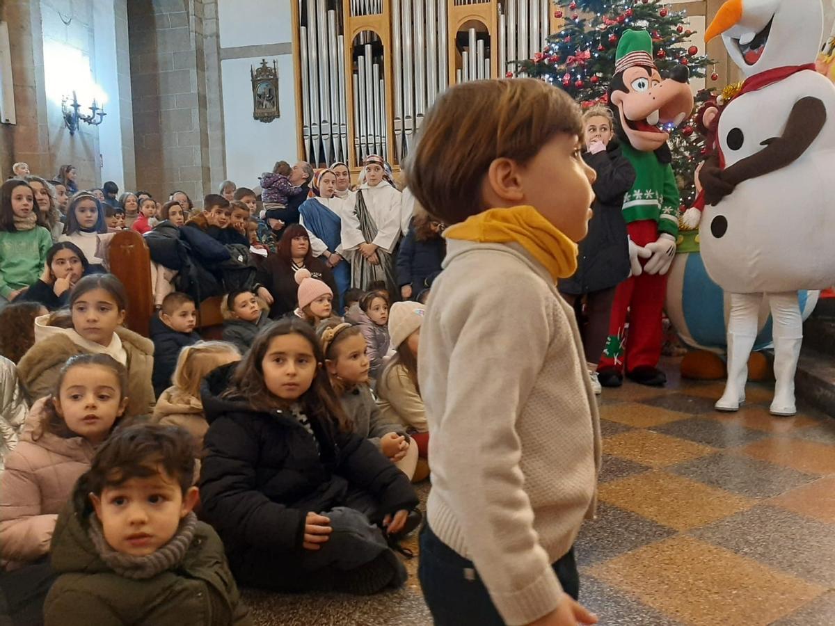 Los Reyes Magos llegan a la Pola para adorar al Niño Jesús y recibir a los pequeños