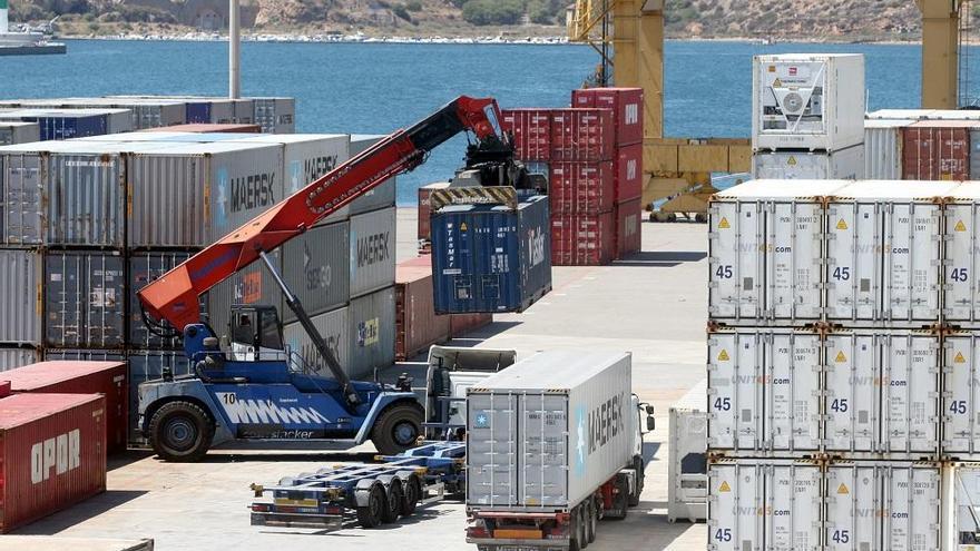Las exportaciones de la Región, muchas de ellas por mar, siguen su senda alcista con ventas que crecen año tras año.