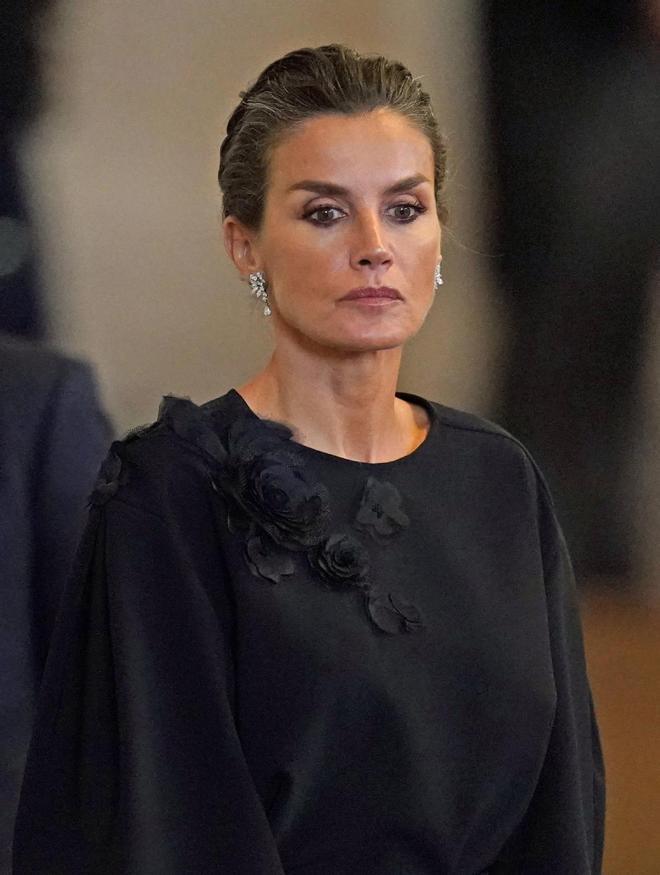 La reina Letizia en la capilla ardiente de la reina Isabel II