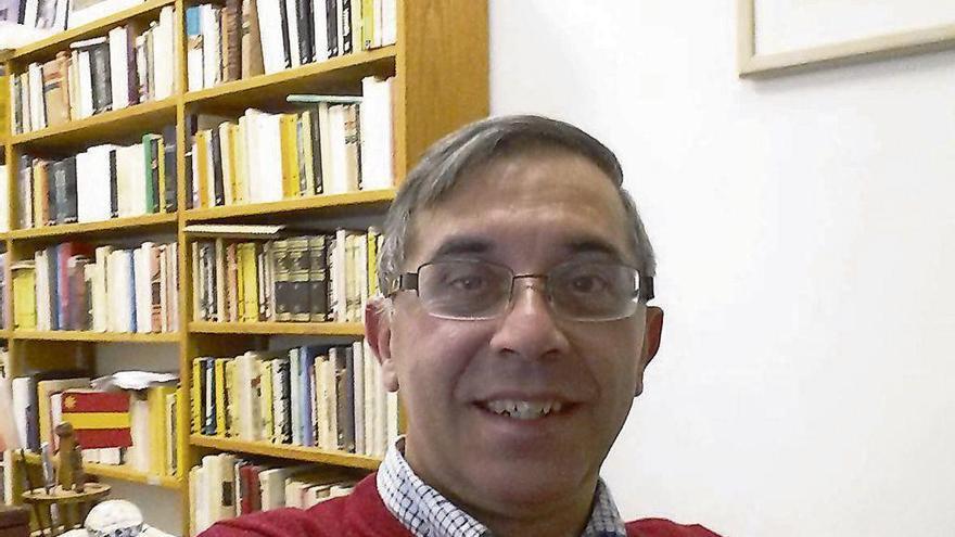 Santiago García-Castañón, en su despacho de la Universidad de Western Carolina.