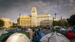 L’acampada per l’habitatge a la plaça Catalunya de Barcelona pretén resistir fins divendres: «Vam començar amb cinc tendes i ara en som 40»