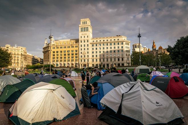 La acampada por la vivienda en la plaza Catalunya de Barcelona busca resistir hasta el viernes: "Empezamos cinco tiendas y ahora somos 40"