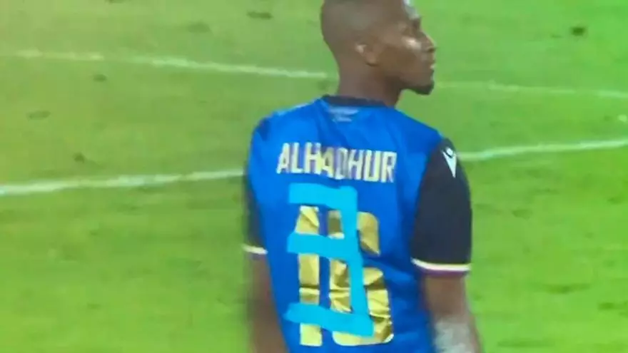 ¡Un lateral juega de portero con un dorsal hecho con esparadrapo y realiza un partidazo!