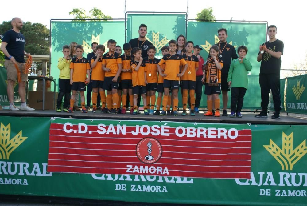 Los jugadores recogen sus medallas y trofeos.