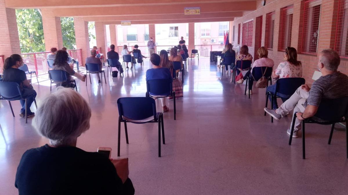 Encuentro de profesores al aire libre en un colegio de Totana