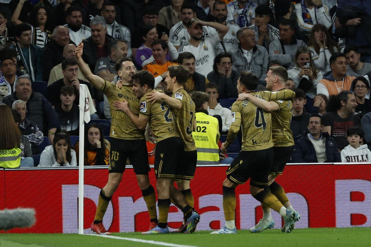 MADRID, 01/04/2025.- El delantero de la Real Sociedad Mikel Oyarzabal (i) celebra con sus compañeros tras marcar el tercer gol ante el Real Madrid, durante el partido de vuelta de las semifinales de la Copa del Rey que Real Madrid y Real Sociedad disputan hoy martes en el estadio Santiago Bernabéu. EFE/Juanjo Martín