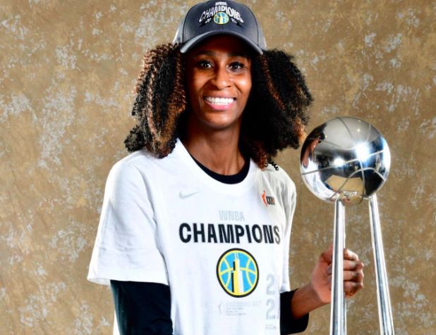 Astou Ndour posa con el trofeo de campeona de la WNBA.