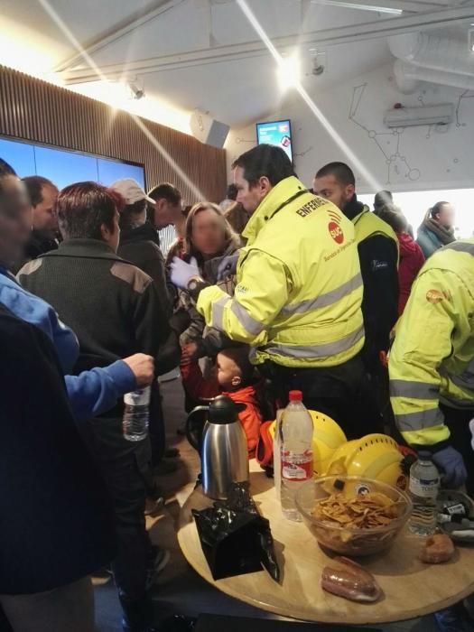 Las primeras personas rescatadas llegan a la base del Teleférico