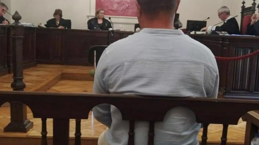 El hombre absuelto de abuso sexual a la hija de su pareja en el juicio.