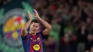 El Barça regala una victoria a un emocionado Lewandowski, que se despide sin poder marcar