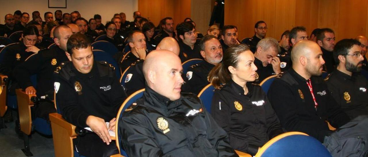 Policías nacionales de Galicia, ayer, en la jornada sobre violencia de género en la Agasp. // Bernabé / A. Rei