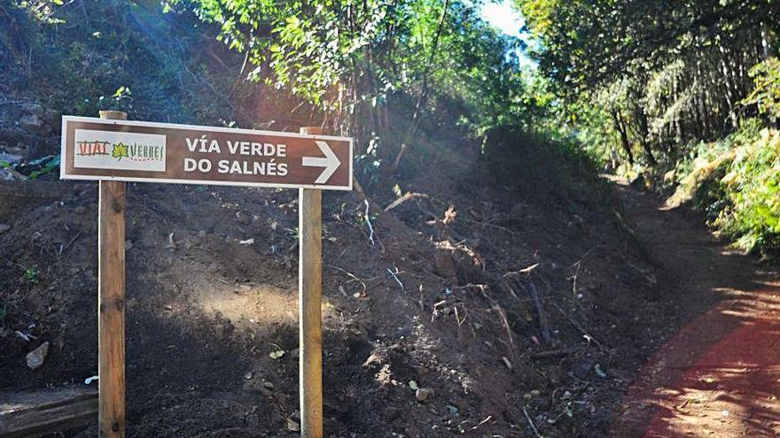 Un ciclista sobre el puente del Umia, en la Vía Verde do Salnés.