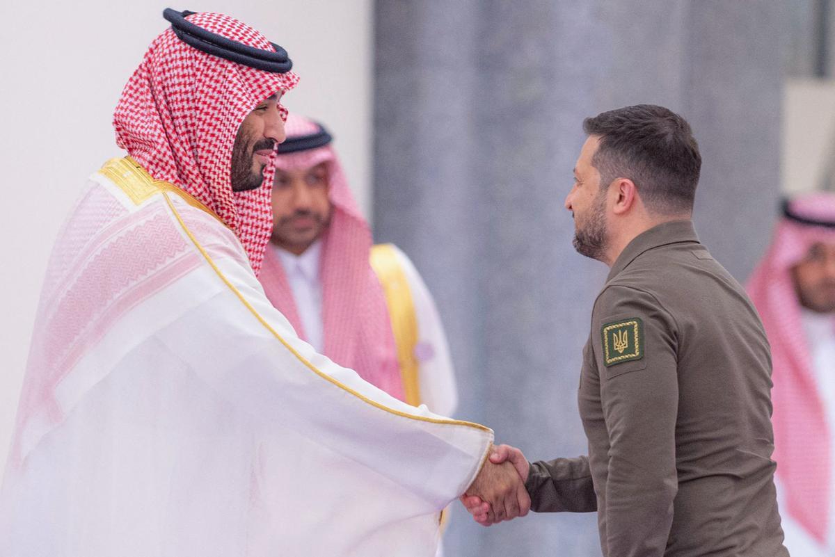 El príncipe heredero saudí, Mohamed bin Salman, saluda al presidente de Ucrania, Volodímir Zelenski.