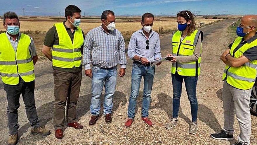 Autoridades y técnicos, en el replanteo de las obras de la carretera | Cedida