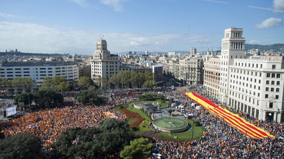 La plaza de Catalunya en el día de la Hispanidad.