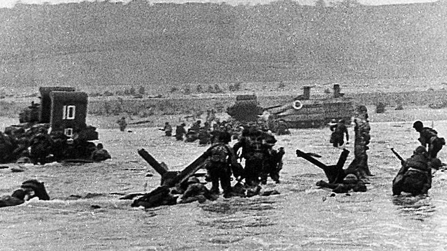 Siete de las famosas ‘ocho fotos’ de los momentos más críticos del desembarco de las tropas norteamericanas en la playa de Omaha, en la costa de Normandía. | | E. D.