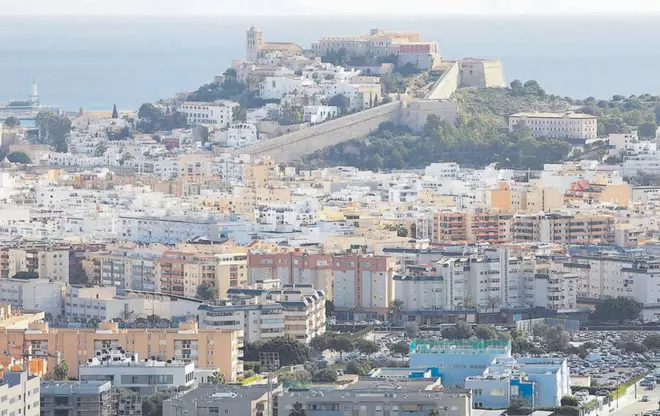 La Ibiza del lujo: un estrangulamiento turístico y social