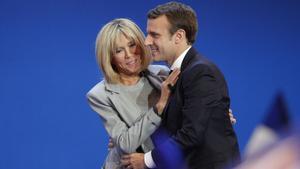 Emmanuel Macron y su esposa, Brigitte Trogneux, en París.