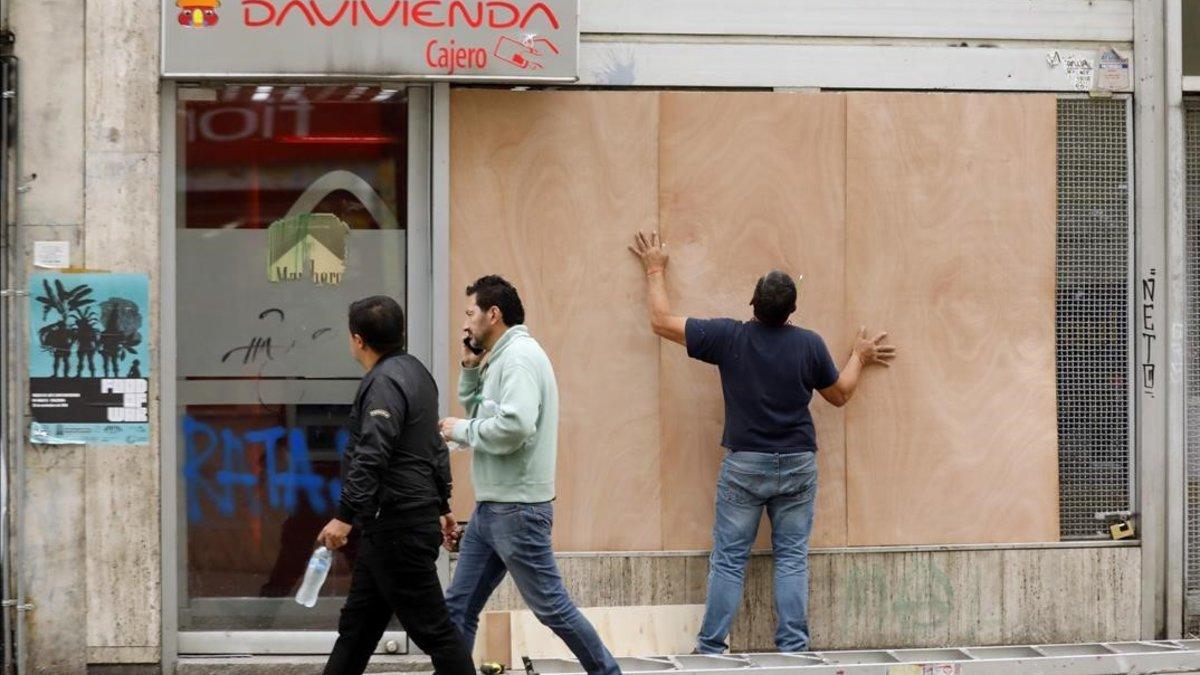 Los edificios aledaños a la Plaza de Bolivar en Bogota son protegidos en previsión de disturbios durante la jornada de huelga en Colombia.