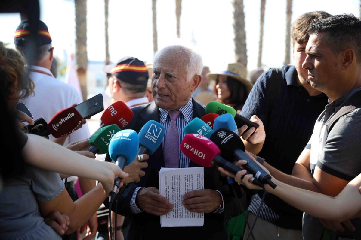 Manuel Olmedo, presidente de la Asociación Bernardo de Gálvez, atiende a los medios en el Puerto, antes de la inauguración del Memorial a José de Gálvez.