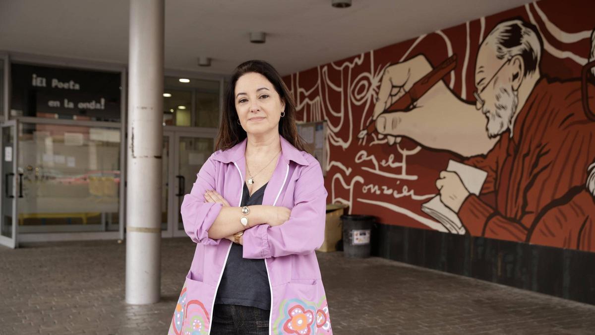 Belén Reborio en la entrada del colegio Poeta Ángel González de La Corredoria.