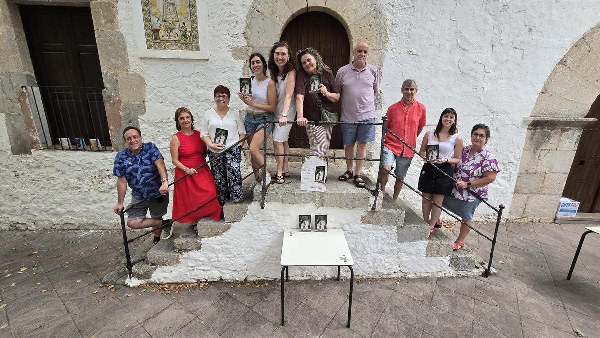 Vecinos estivales de l'Avellà que han participado en la publicación del libro de vivencias 'Històries d'un balcó de l'Avellà'.